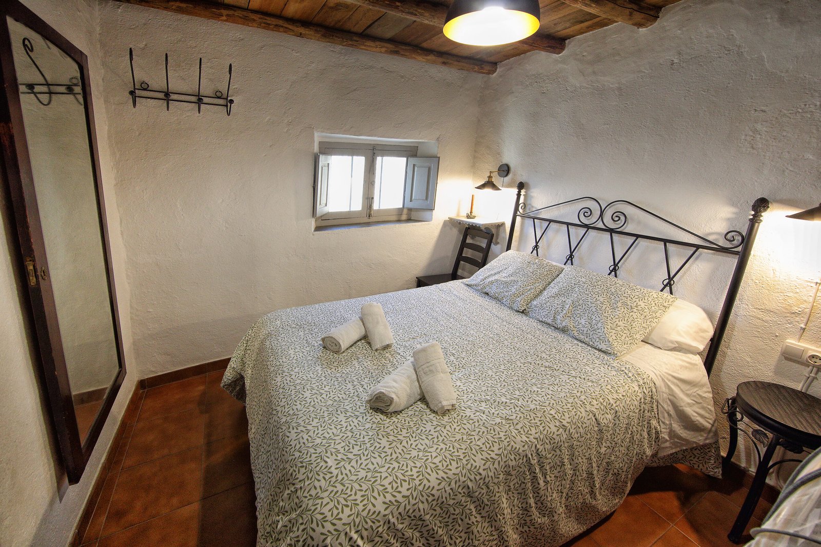 Habitación doble con cama de matrimonio y ambiente acogedor Dormitorio doble con cama de matrimonio en casa rural Mirador de Santa Ana