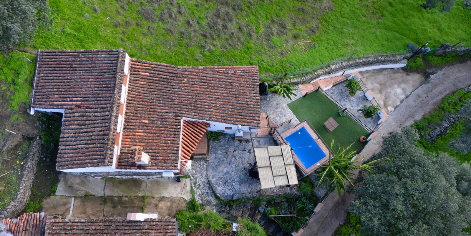 Vista Aérea con Piscina y Jardín Vista aérea de casa rural con piscina privada, jardín y tejados tradicionales en un entorno verde en el Mirador de Santa Ana.