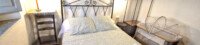 Habitación doble con cama de matrimonio y ambiente acogedor Dormitorio doble con cama de matrimonio en casa rural Mirador de Santa Ana