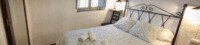 Habitación doble con cama de matrimonio y ambiente acogedor Dormitorio doble con cama de matrimonio en casa rural Mirador de Santa Ana