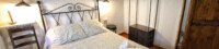 Habitación doble con cama de matrimonio y ambiente acogedor Dormitorio doble con cama de matrimonio en casa rural Mirador de Santa Ana